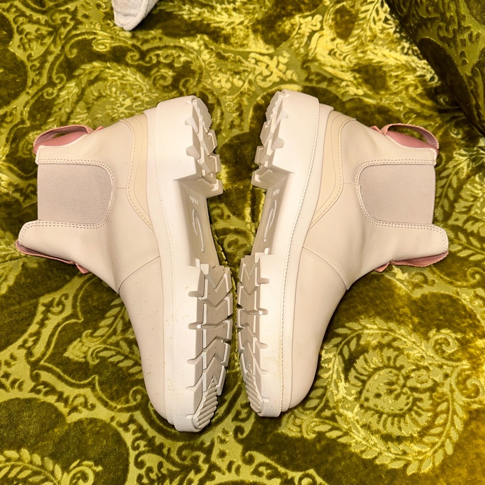Olukai Hehi boots
